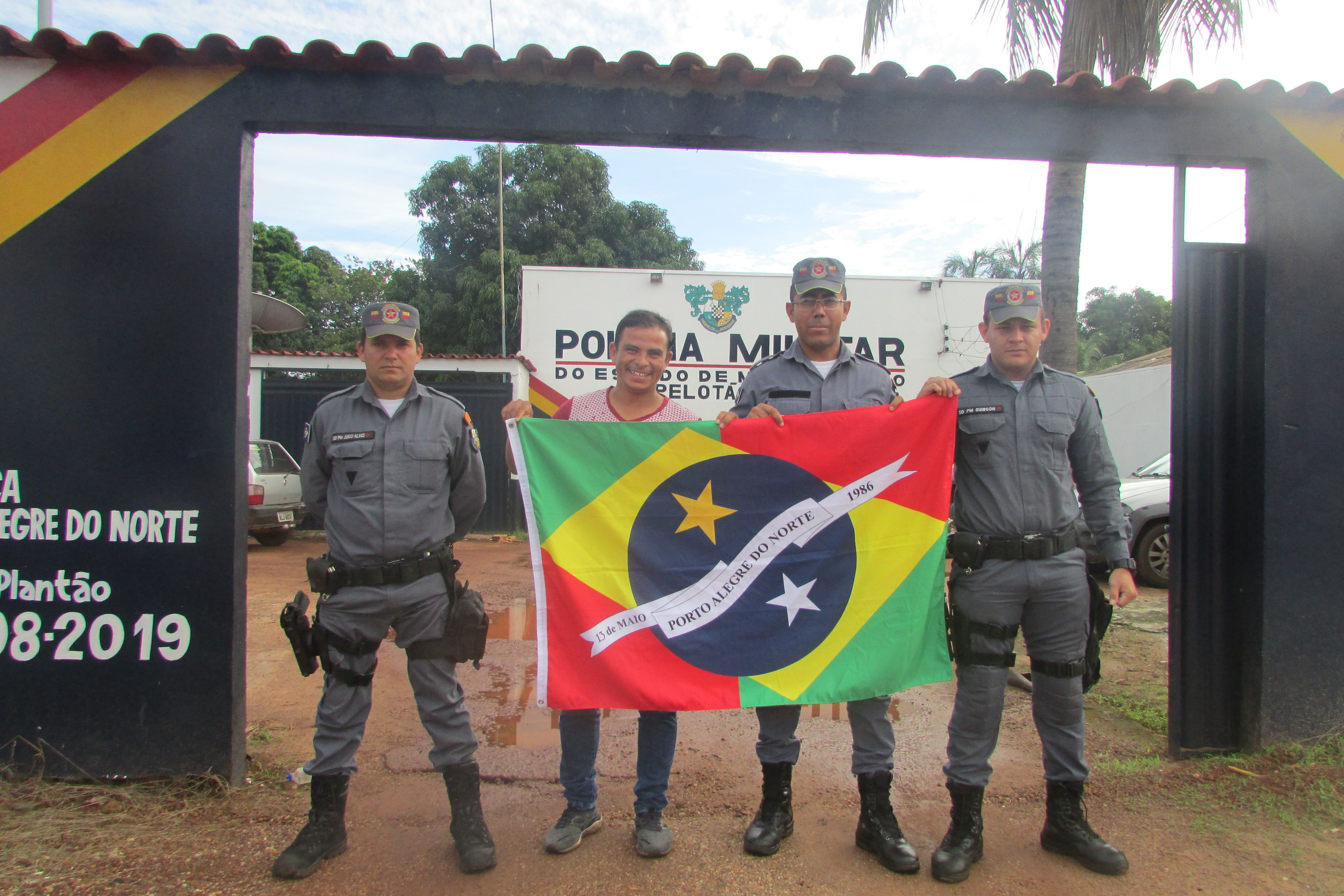 LEGISLATIVO MUNICIPAL ENTREGA BANDEIRA DO MUNICÍPIO PARA O 1º PELOTÃO DA PM.